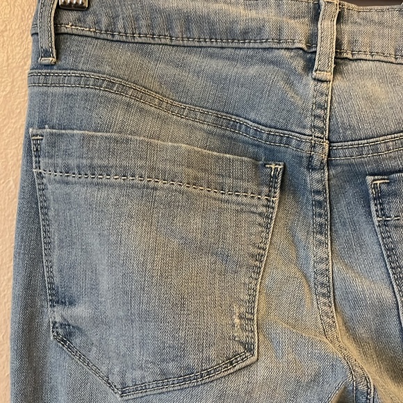 NWT Simply Vera Wang Capri Mid Rise Clear Sky Blue Roll Cuff Distressed Jeans 2 - Picture 9 of 15